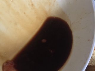 12、红烧鲻鱼,接着把腌鱼的汁倒入锅中