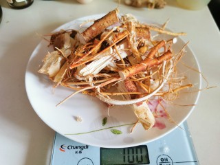 1、五指毛桃煲猪骨汤,五指毛桃先用清水浸泡10分钟，利于清洗杂质。清干净后，放入汤煲加水泡20分钟。