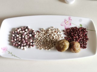 2、五指毛桃煲猪骨汤,茨实、薏米、赤小豆，温水泡30分钟洗干净。蜜枣略洗一下。