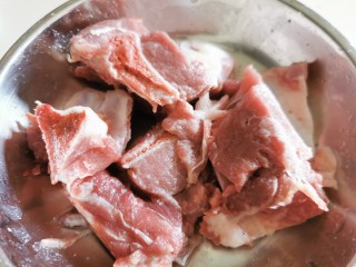 3、五指毛桃煲猪骨汤,猪骨剁小块。