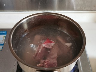 4、五指毛桃煲猪骨汤,锅烧开水，猪骨放进去焯水，捞起用水冲去血沫。