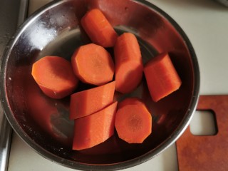 5、五指毛桃煲猪骨汤,红萝卜去皮切段。