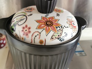 6、五指毛桃煲猪骨汤,浸泡着五指毛桃的汤煲，大火煲滚水，放入所有汤料，大火煲30分钟，转小火煲90分钟。