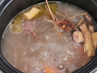 7、五指毛桃煲猪骨汤,慢火煲煮的老火靓汤，最大特点是火候足，食材充分出味，汤水浓郁。