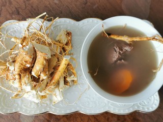 8、五指毛桃煲猪骨汤,加盐调味，汤水甘甜，带着一股独特奶香，一家老少都喜欢饮！