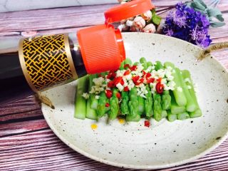 11、蒜蓉芦笋,最后淋上凉拌汁即可食用