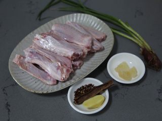 1、红烧鸭翅,材料准备好