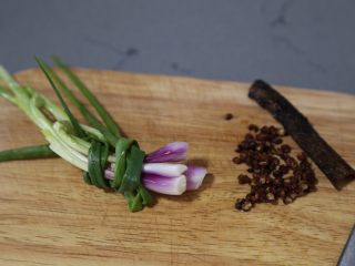 5、红烧鸭翅,葱打结，花椒桂皮用水冲洗一下