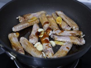 9、红烧鸭翅,调入蚝油、生抽、老抽、料酒