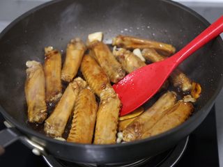 10、红烧鸭翅,翻炒至上色