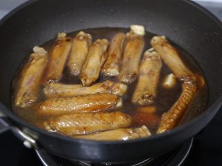 11、红烧鸭翅,倒入水，和鸭翅持平