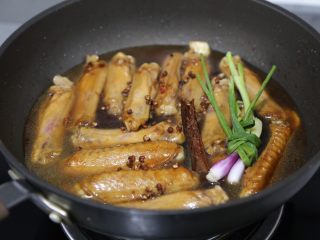12、红烧鸭翅,放入花椒、桂皮，葱结