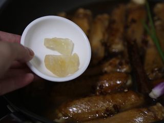 13、红烧鸭翅,再加入冰糖