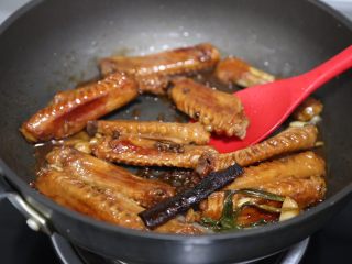 15、红烧鸭翅,最后大火收汁至浓稠即可