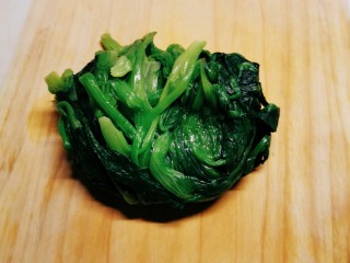 7、菠菜拌花生米,捞出过凉  攥干水分