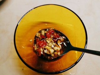 11、菠菜拌花生米,搅拌均匀  料汁准备好