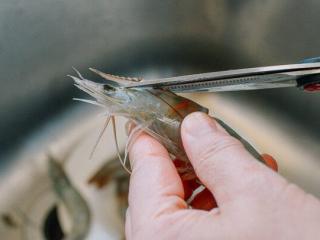 1、椒盐虾,处理虾。去掉虾线