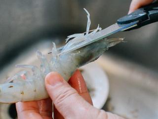 2、椒盐虾,剪掉脚