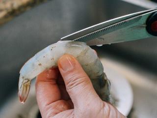 3、椒盐虾,去壳