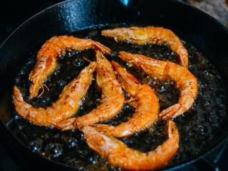 5、椒盐虾,把油加热。迅速将虾放入油中，每只虾之间留有一定的空隙，将虾分批油炸，每边煎30秒。