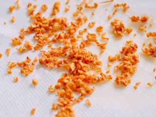 7、椒盐虾,用中火加热2汤匙油。将蒜头炒至金黄色，备用。