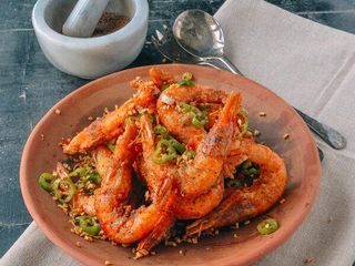 9、椒盐虾,起锅装盘。