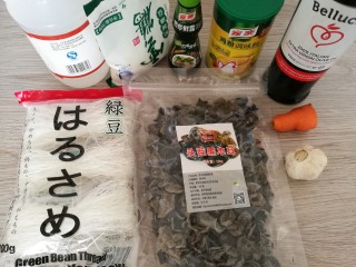 1、木耳拌粉丝,准备食材
