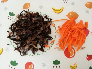 3、木耳拌粉丝,泡发的木耳捞起来切丝，胡萝卜切丝