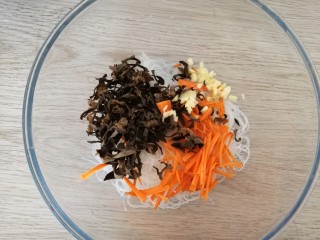 4、木耳拌粉丝,粉丝泡好后，全部放在一个大碗里