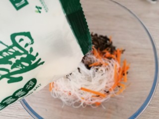 5、木耳拌粉丝,加入盐