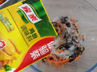 8、木耳拌粉丝,加入少许鸡精