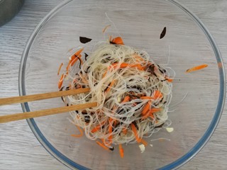 10、木耳拌粉丝,用筷子拌匀即可