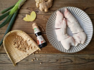 1、黄豆焖猪蹄,准备食材。将猪蹄处理净毛，清洗干净，剁成块，最好事先让商家剁好。