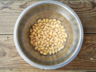 3、黄豆焖猪蹄,黄豆提前洗净，浸泡半天以上。