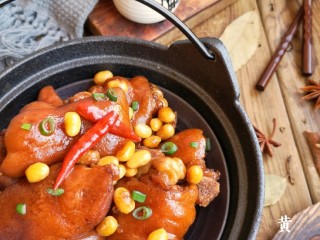 15、黄豆焖猪蹄,焦糖色的猪蹄微微渗出肉汁，光是看到这个就令人垂涎三尺。