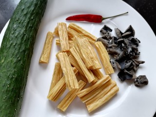 1、凉拌腐竹黄瓜,准备好所需材料