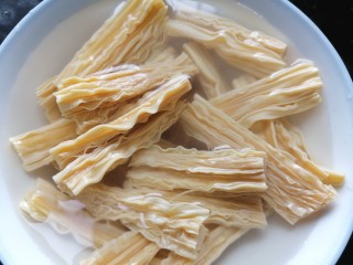 2、凉拌腐竹黄瓜,腐竹提前泡发