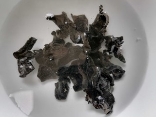 4、凉拌腐竹黄瓜,黑木耳提前泡发