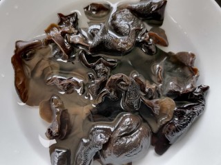 5、凉拌腐竹黄瓜,黑木耳泡发后清洗一遍去除杂质