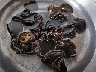 6、凉拌腐竹黄瓜,将黑木耳放入锅内焯水