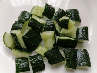 7、凉拌腐竹黄瓜,将黄瓜拍碎并切成小块