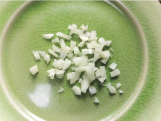 8、凉拌腐竹黄瓜,大蒜头剁成蒜末