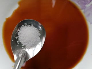 9、凉拌腐竹黄瓜,开始准备酱汁：生抽、醋、盐各适量