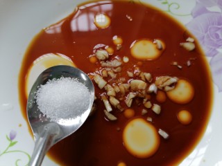 10、凉拌腐竹黄瓜,放入蒜末浇入热油并加入适量白糖调味