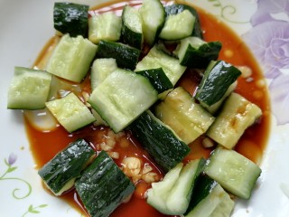 11、凉拌腐竹黄瓜,将黄瓜放入酱汁盘内