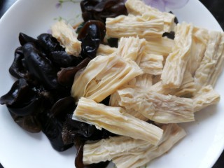 12、凉拌腐竹黄瓜,将黑木耳和腐竹都放入盘内