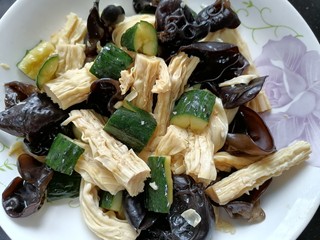 13、凉拌腐竹黄瓜,搅拌均匀入味即可