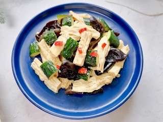 14、凉拌腐竹黄瓜,放上辣椒点缀