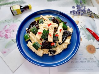 15、凉拌腐竹黄瓜,拍上成品图，一道清爽又美味的凉拌腐竹黄瓜就完成了。