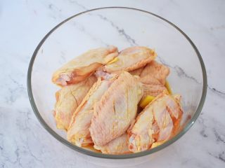 3、三汁焖锅,放入容器中，加入姜片，料酒，生抽，抓匀腌制30分钟 